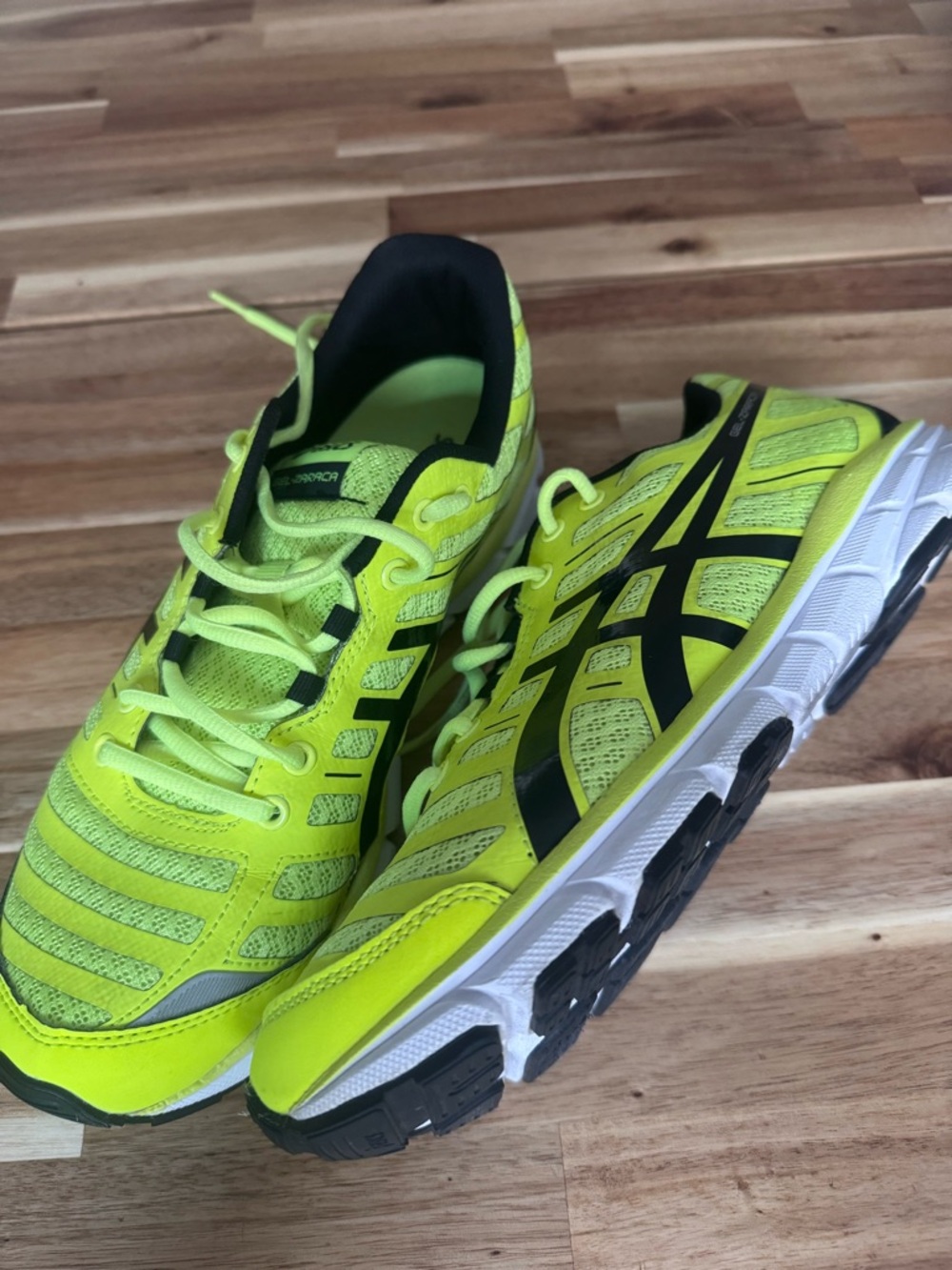 Asics Gel Neon Yellow and Black Men’s Athletic Running Shoes like new!